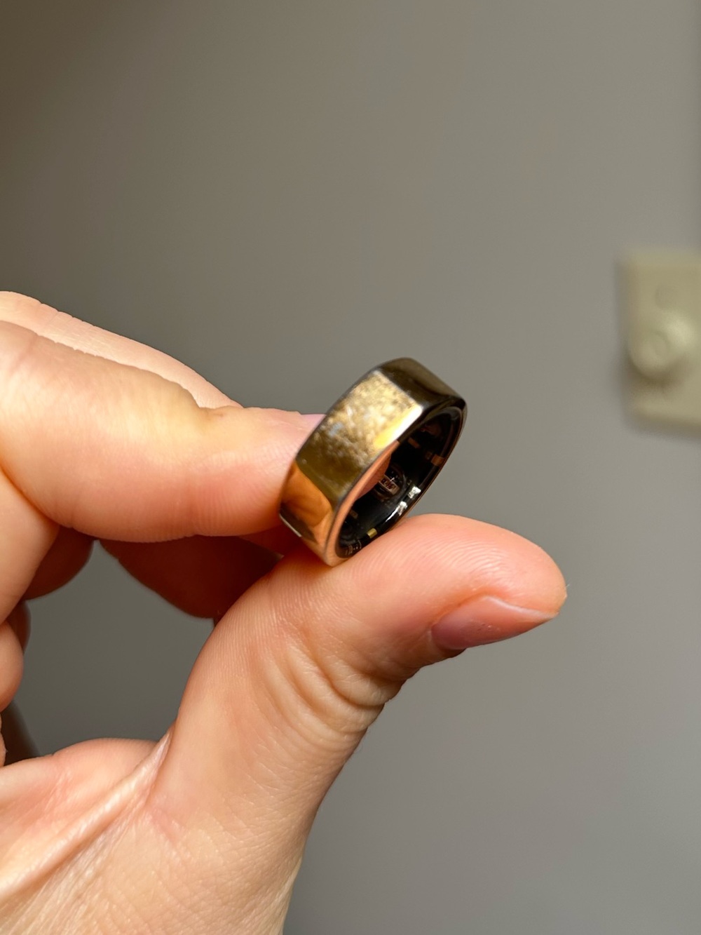 Gold Oura Ring Gen 3 - Picture 2 of 5